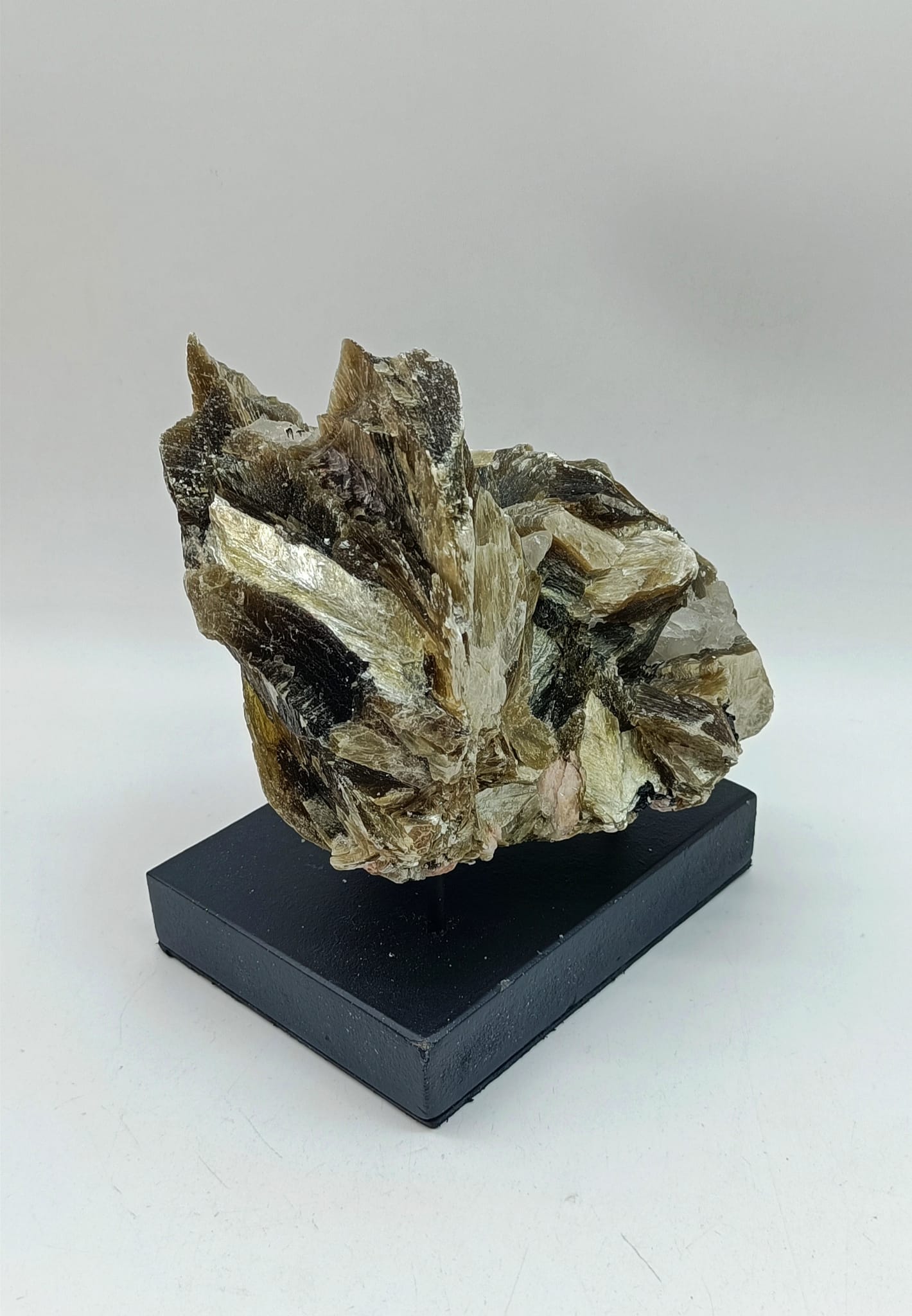 Mica High Quality 735g 133mm x 97mm Crystal Wellness